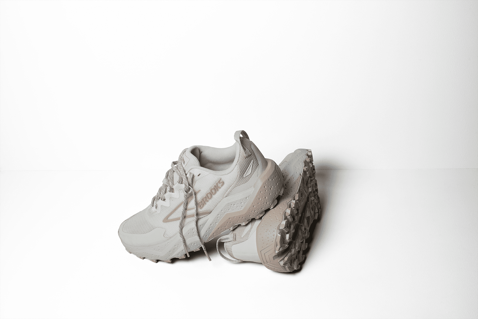 Brooks Caldera 8 Dömu Hlaupaskór Vaporous Grey/White/Chateau - Image 7